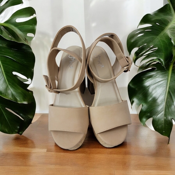 Y. Not? Women's size 8M Beige cork wedged strappy heels. SEE Pics - Picture 5 of 12